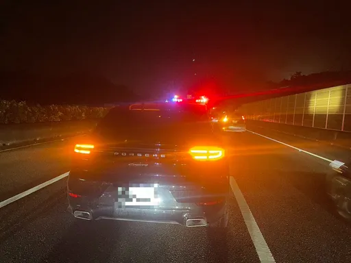 保時捷國道開到沒油停路中好危險 離譜女駕駛拒警強制拖離!恐吃2罰單噴4200元