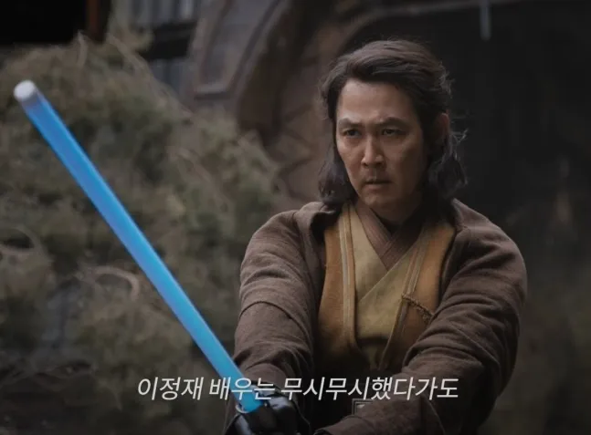 李政宰表示拿光劍打鬥，跟以前的武打戲完全不一樣。翻攝YouTube