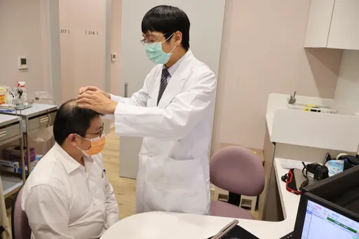 每天掉髮超過「100根」要小心! 女性「雄性禿」好發這部位