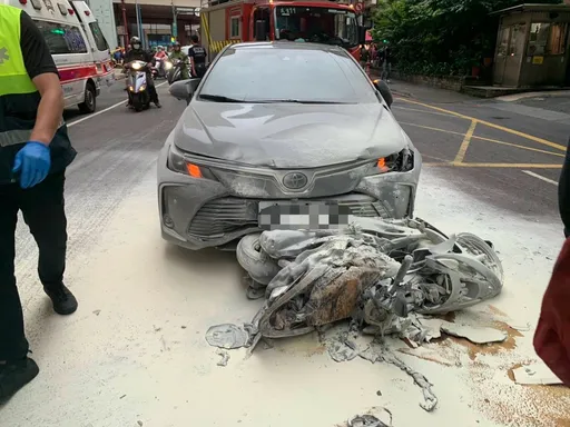 板橋汽、機車碰撞起火殃及媒體採訪車 瞬間爆炸畫面曝光