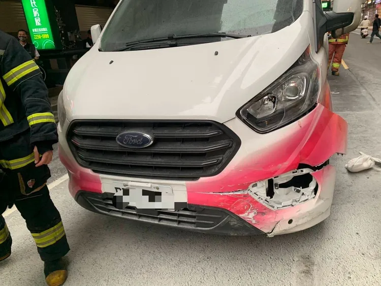 媒體採訪車無辜遭到火燒車波及。翻攝畫面