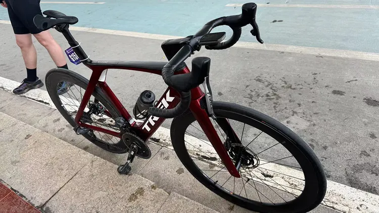 被撞倒的自行車。翻攝自推特