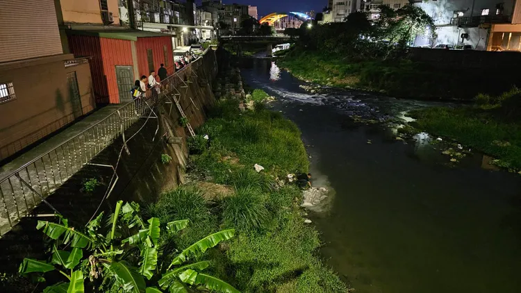 環保局責令該工程行清除客雅溪岸邊白色廢水。新竹市府提供