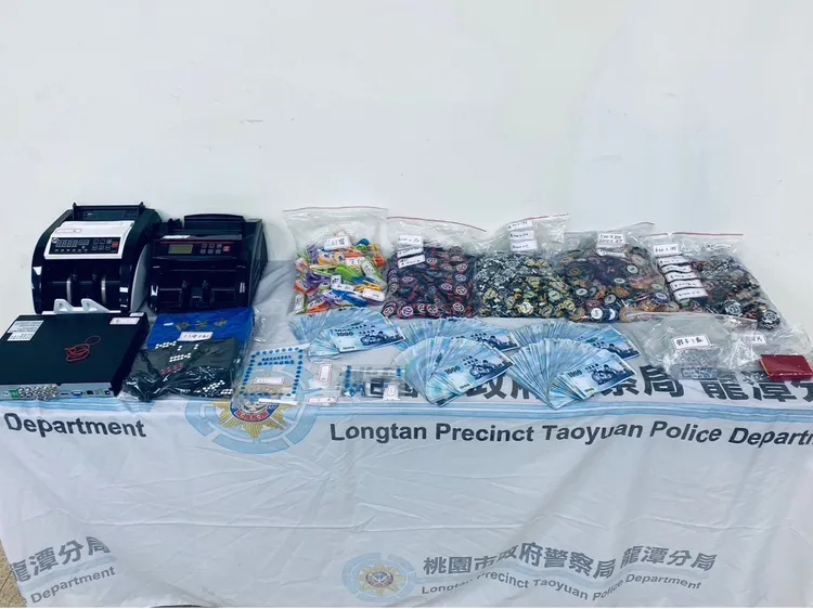 警方查扣賭資和賭具。龍潭警分局提供