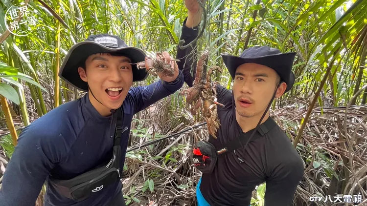 JR（右）、卞慶華跟著海島人用最原始的方式自給自足。八大提供