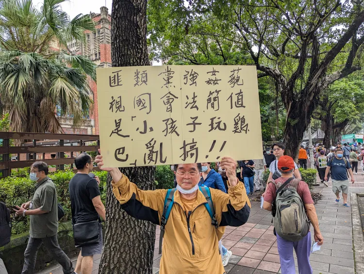 抗議民眾蔓延到濟南路。蘇柏銓攝