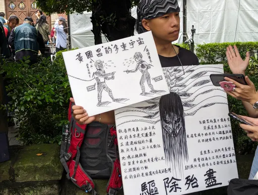 7000人塞爆青島東路! 驚見「蔥師表」大酸黃國昌「不舉的男人」、柯文哲也被罵