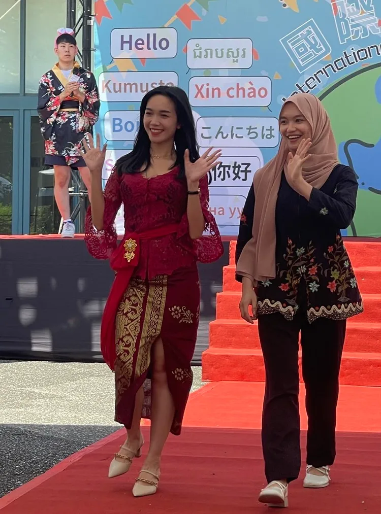 外籍生著本國傳統服裝登場。開南大學提供