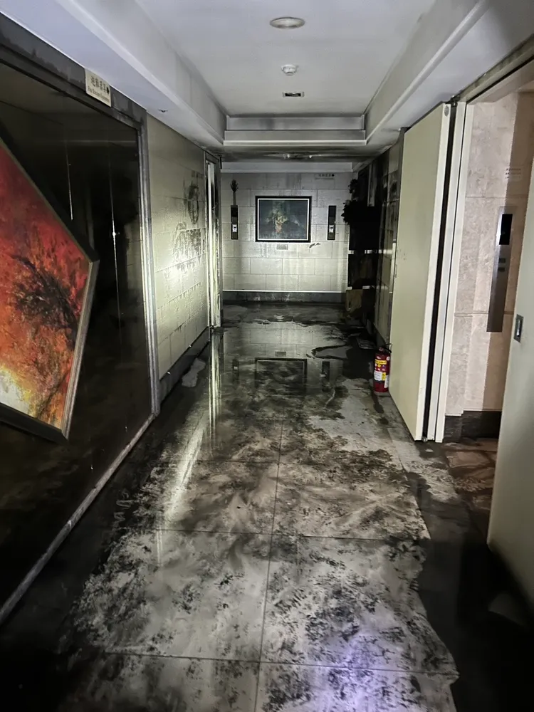 火場佈滿黑油及黑水。民眾提供