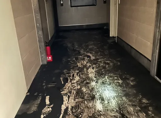 晴空汇惨景曝光！大厅公设一片「黑馊馊」　住户泪返家园拿取重要财物