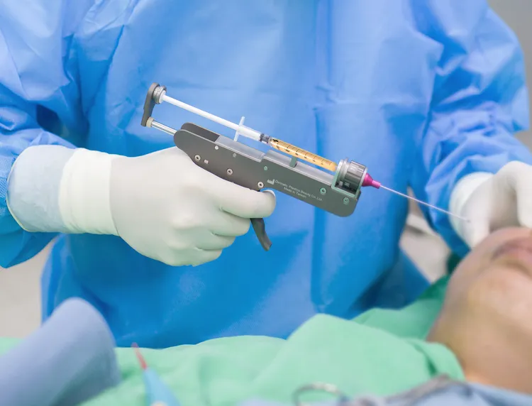 想要澎潤有精神，自體脂肪補臉能改善老化凹陷問題。