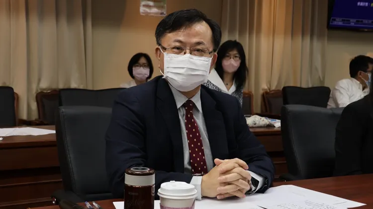 陳耀祥表示，他都是依照憲法法律執行，尊重立法院。