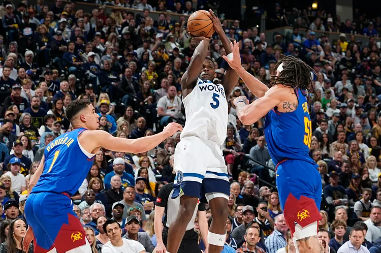 愛德譁(中)跳投。美聯社