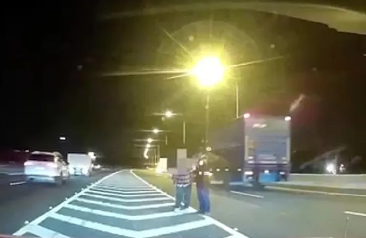 警方順利把老翁帶下車。國道警方提供