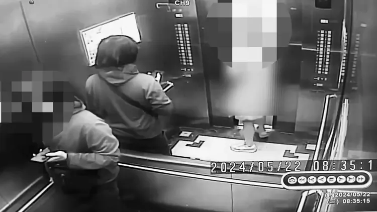 女子察覺後機警靠近電梯門，趕緊逃離現場。讀者提供