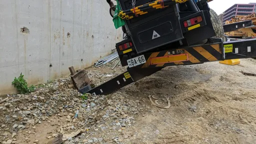 桃機三航廈吊掛作業起重機傾斜釀虛驚 北區職安中心:要求停工改善