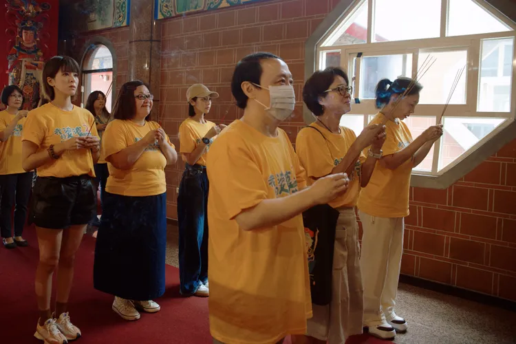 公視蘇義雄經理（前排左起）、製作人陳慧玲、丁也恬、蘇晏霈、鍾欣凌、黃姵嘉一起前往宜蘭永安宮參拜。公視提供