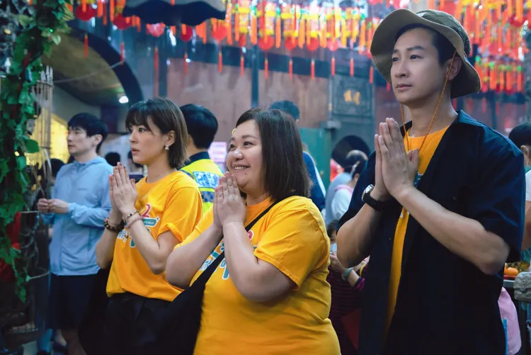 Darren邱凱偉（右起）、鍾欣凌、蘇晏霈陪板橋媽遶境。公視提供