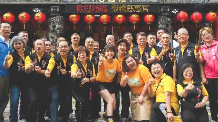 鍾欣凌、Darren邱凱偉、蘇晏霈陪板橋媽遶境。公視提供