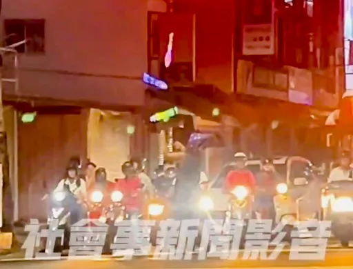 高雄無極限！不輸外送哥科目三　雜耍大叔橫空出世「斑馬線拋瓶blingbling」