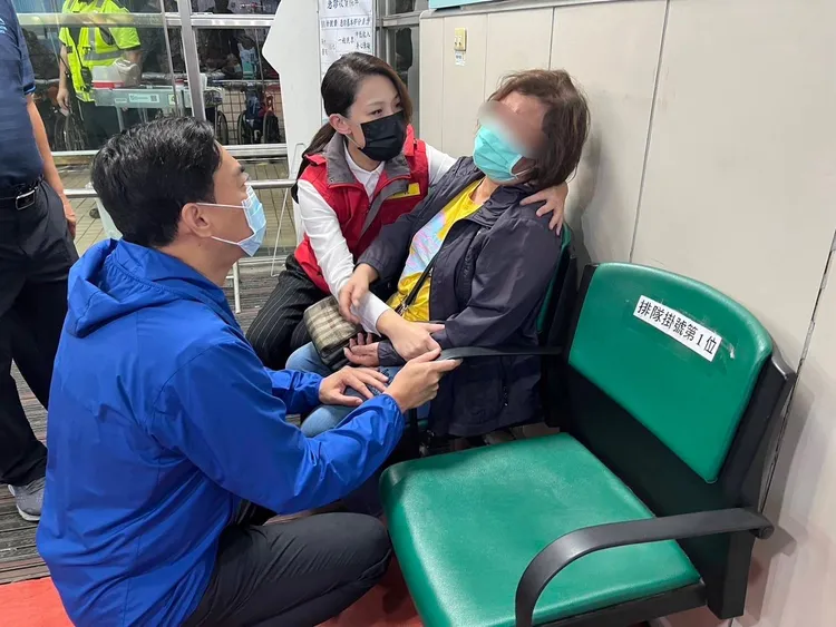 殉職警消李詠真的岳母在醫院難過不己，市長高虹安趕緊上前關心、慰問。新竹市府提供