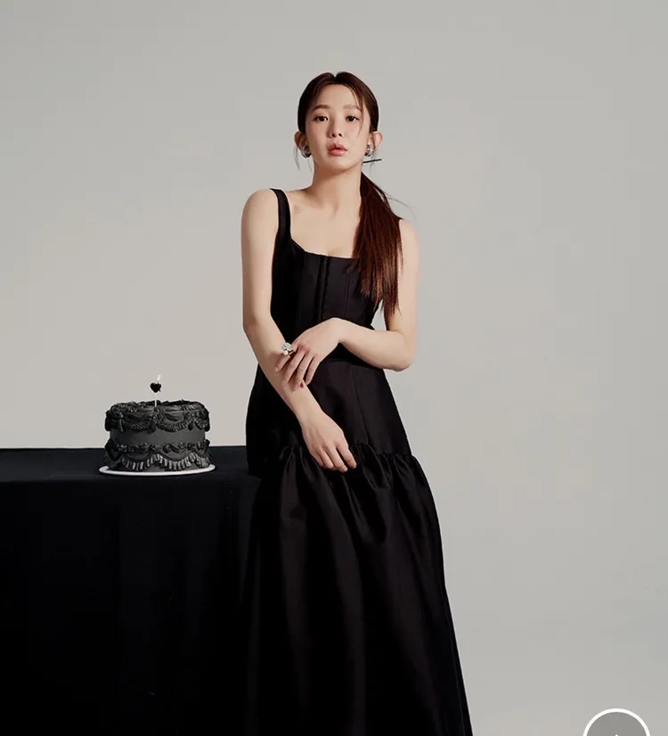 郭書瑤穿著DIANA黑色細肩帶長洋裝。品牌提供
