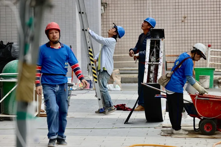 基金局表示，勞動基金以獲取長期穩健收益為目標，透過多元分散布局於股票、債券及另類等各種資產。勞工示意圖，非當事人，資料照