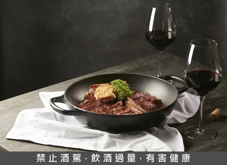 頂級牛排「THE WANG」為貴賓傳情，即日起到5/31，享用「乾式熟成28天美國prime等級丁骨牛排」雙人套餐，免費款待自餐前、主餐到餐後共3杯佐餐酒款。業者提供