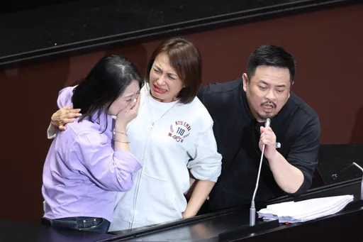 吳思瑤、邱議瑩哭了！　淚訴「藍委邱鎮軍你殺人未遂」