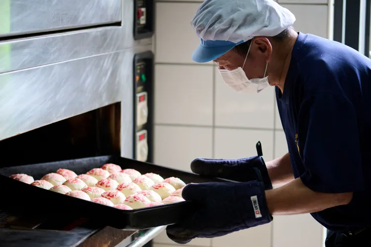 「新口味食品行」承襲超過35年的傳統手工製餅工藝，堅持用料和製作品質，確保美味、安心、低負擔。業者提供