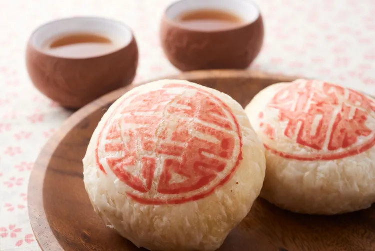 「新口味食品行」的古早味綠豆椪，是老顧客才知道的隱藏版商品，SOGO忠孝館現場消費加購綠豆椪享買1送1優惠，限量50份。業者提供