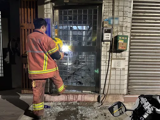報復女友提分手!新莊惡男暗夜丟高空煙火 走廊大門玻璃飛濺慘狀曝