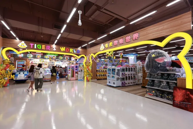 家樂福中原店首創零售通路先驅，特別與「老虎歡樂世界」合作推出店中店電子遊樂場。業者提供