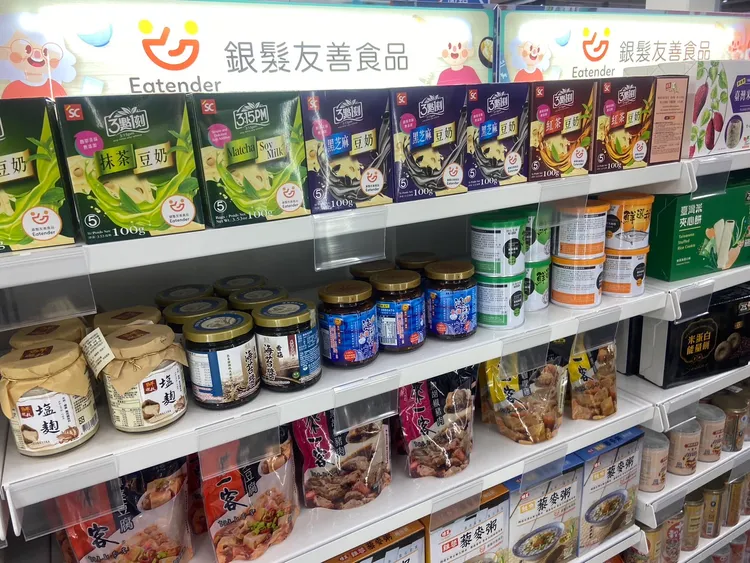 家樂福中原店「友善長者」專區。陳揚盛攝