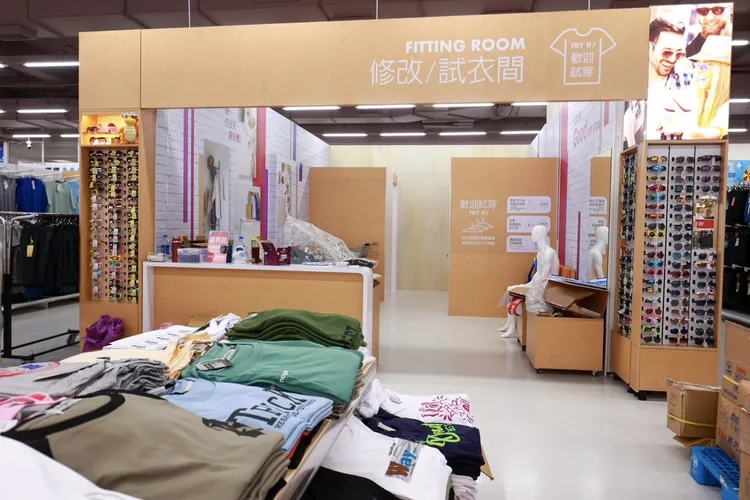 賣場內轉角就是大型服飾專區，佔地達500坪以上。業者提供