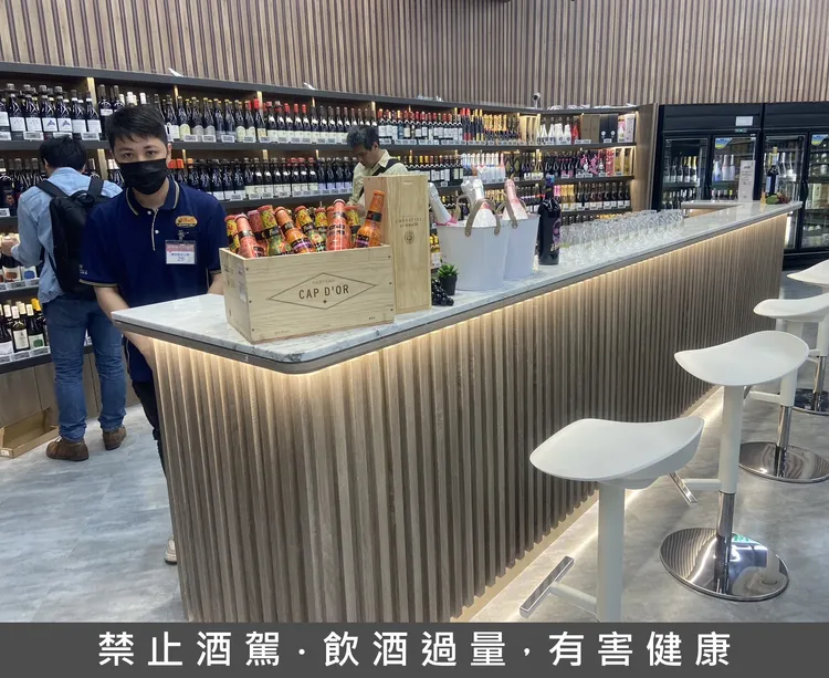 國內酒類零售店龍頭「酒條通集團」進駐家樂福中原店。陳揚盛攝