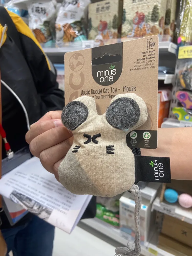 由回收瓶製成認證標章，近年成為毛小孩商品的新趨勢，皆可在包裝右上角看到「REPREVE」。陳揚盛攝