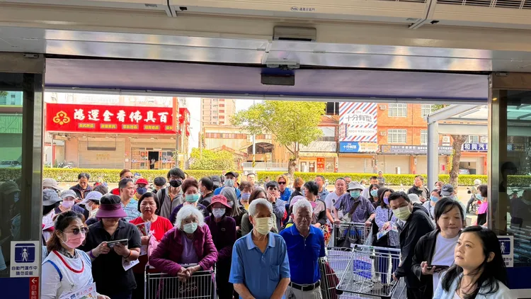 不少民眾今天一早排隊準備進入重新開幕的家樂福中原店。業者提供