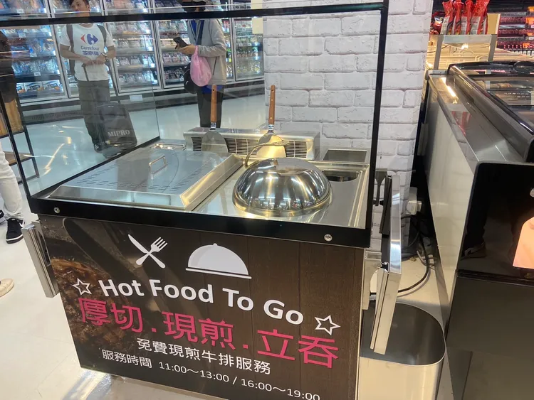 現煎「牛排」服務有專業的180度複熱平台。陳揚盛攝