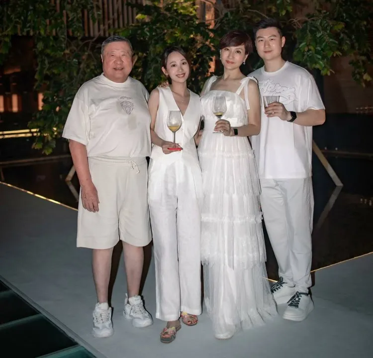 方芳芳獨子Jason（右起）、方芳芳、媳婦和老公丹尼爾本周六就是一家人了。方芳芳提供