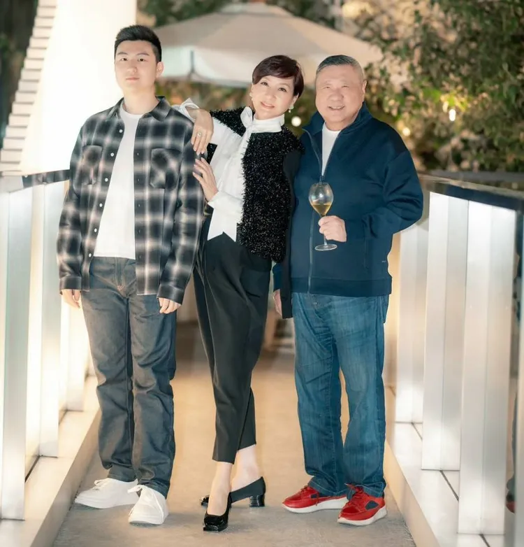 方芳芳（中）和獨子Jason、老公丹尼爾開心合照。方芳芳提供