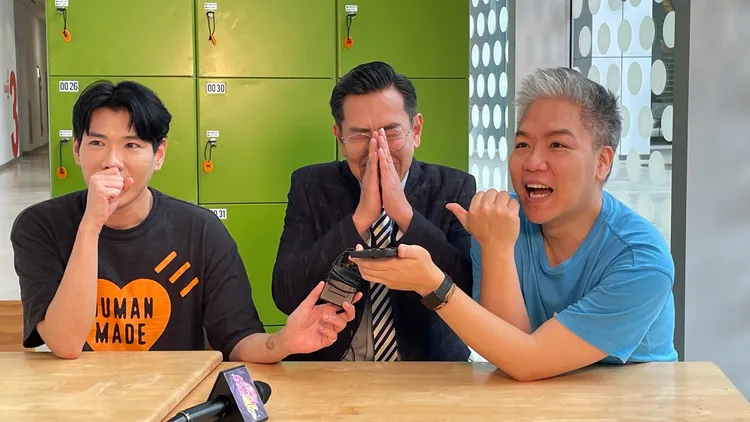 江俊翰（中）在《娛樂超skr》 電話連線給媽媽，一度緊張不知所措！民視提供