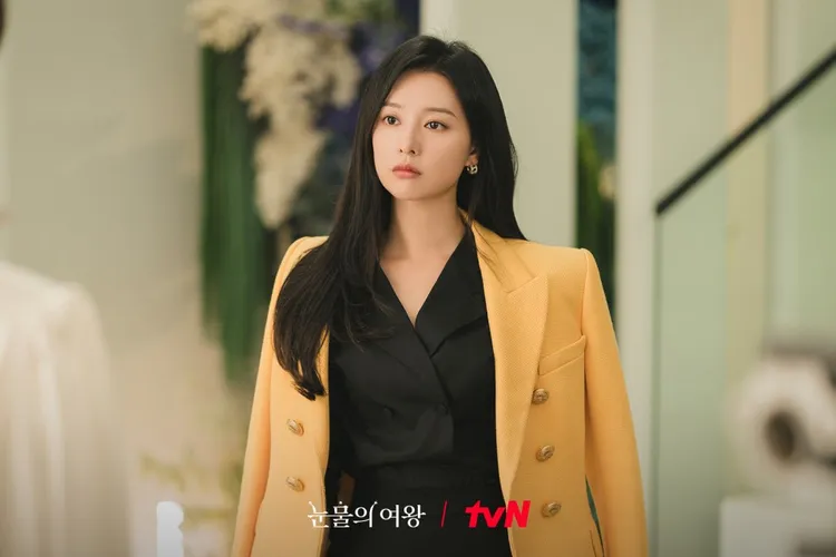 經典金釦西外以暖黃色增添亮眼視覺。翻攝自tvN
