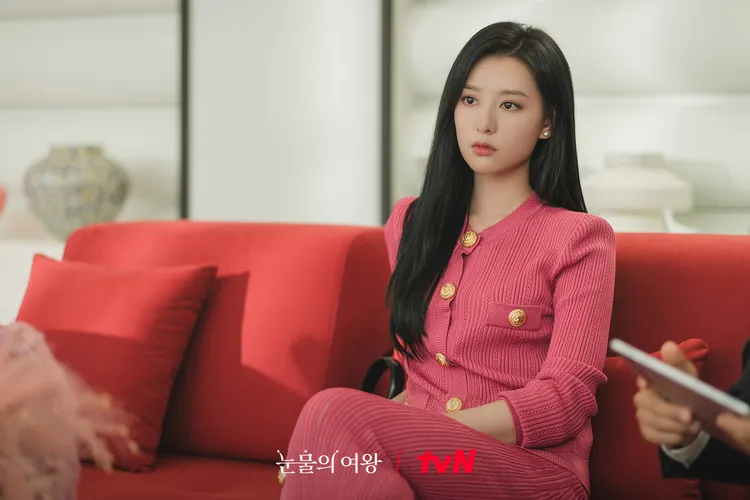 金智媛在離婚場景中換上桃粉金釦針織套裝演繹氣勢。翻攝自tvN