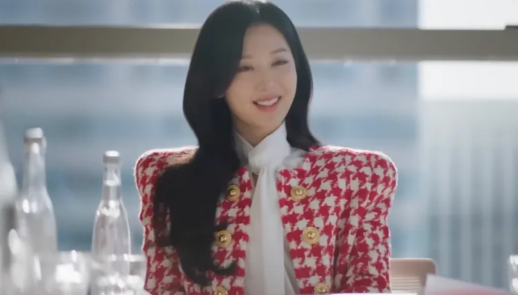 金智媛穿著BALMAIN圓領千鳥格紋花呢金釦夾克。翻攝自tvN