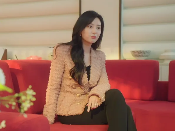 金智媛穿著粉色調的粗花呢金釦西外。翻攝自tvN