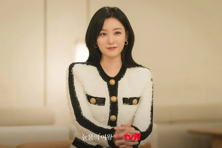 金智媛穿著BALMAIN金釦花呢針織墊肩黑白套裝。翻攝自tvN