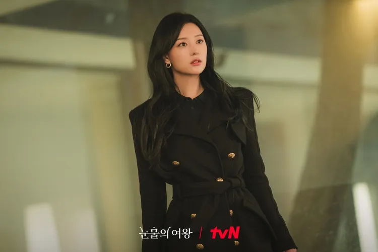 金智媛穿著BALMAIN金釦羊毛大衣。翻攝自tvN