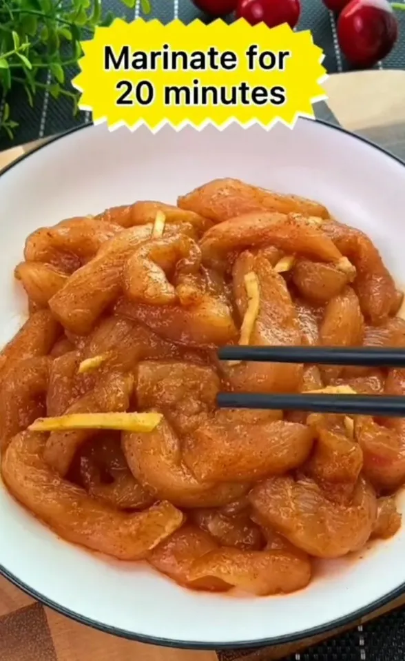 先將雞肉切成條狀，加入米酒、醬油、鹽、胡椒、薑，醃製20分鐘。IG @defoodinsta 提供