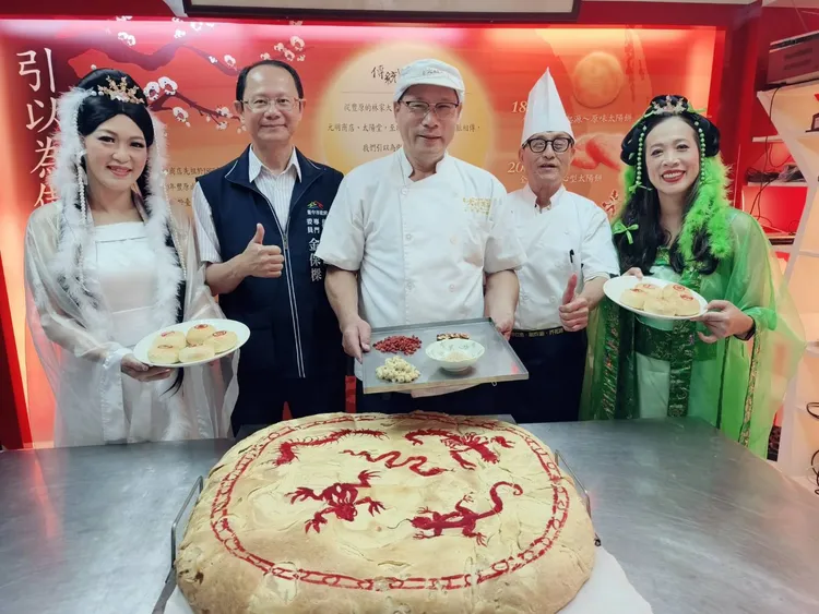50年製餅經驗的廖東榮老師傅製作直徑72公分的大型「五毒餅」。市府提供